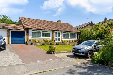 2 bed property, in Lagham Park, £500,000
