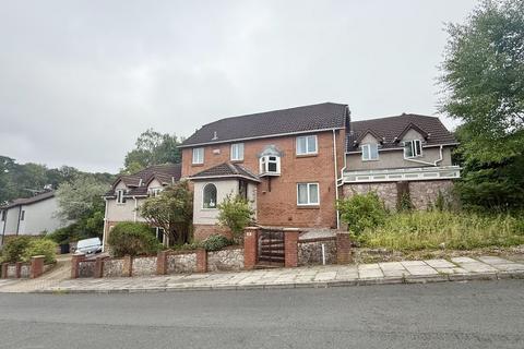 6 bed property, in Hawthorn Close, £575,000