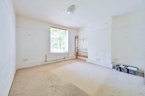 1 bed property, in Longridge House, £285,000