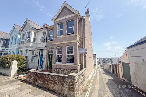 3 bed property, in Pounds Park Road, £325,000