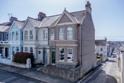 3 bed property, in Pounds Park Road, £325,000