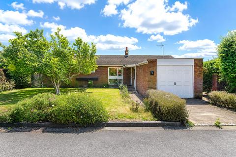 3 bed property, in Chestnut Crescent, £585,000
