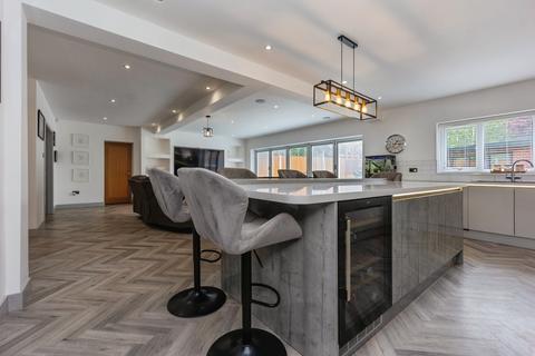 6 bed property, in Wilshaw Lane, £725,000