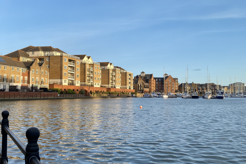 2 bed property, in Golden Gate Way, £230,000