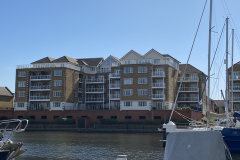 2 bed property, in Golden Gate Way, £230,000