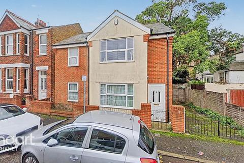 2 bed property, in Upper Grove, £400,000