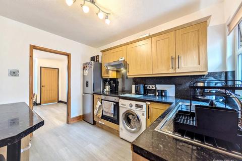 2 bed property, in Boyd Street, £80,000