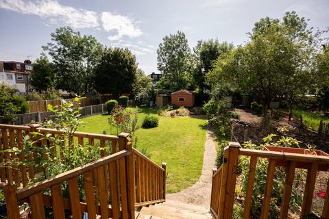 3 bed property, in Brackley Square, £625,000