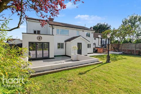 4 bed property, in Mosham Road, £475,000