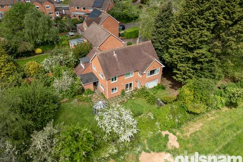 5 bed property, in Eymore Close, £640,000