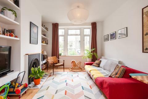 2 bed property, in Grove Road, £365,000