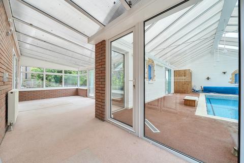 5 bed property, in Heath Close, £695,000