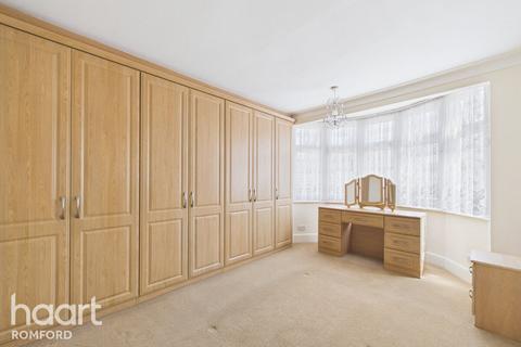 3 bed property, in Lonsdale Avenue, £500,000