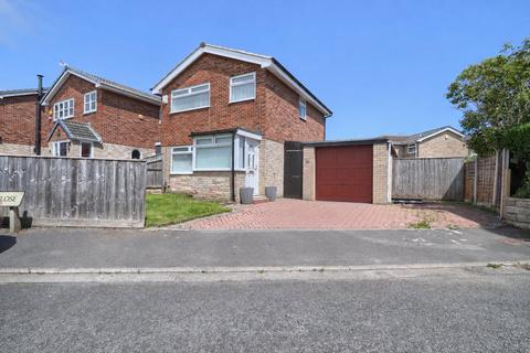 3 bed property, in Redland Close, £210,000