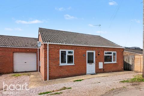 2 bed property, in Elm Low Road, £195,000
