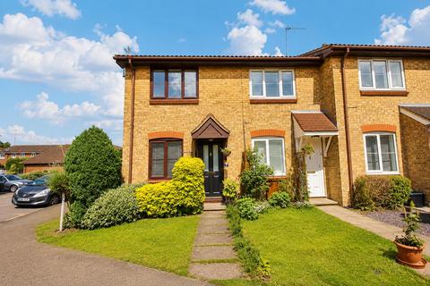 1 bed property, in Siskin Close, £325,000