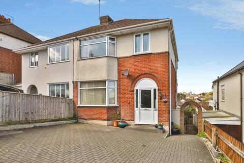 3 bed property, in Victoria Road, £300,000