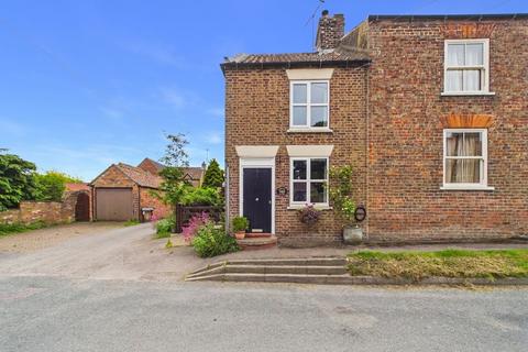 2 bed property, in North View, £195,000