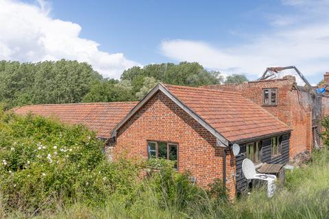 6 bed property, in Hollybush Farm, £260,000