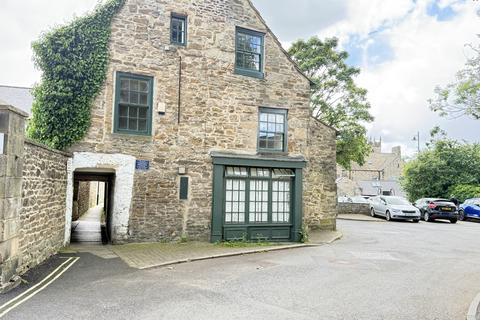 2 bed property, in Queen Street, £175,000