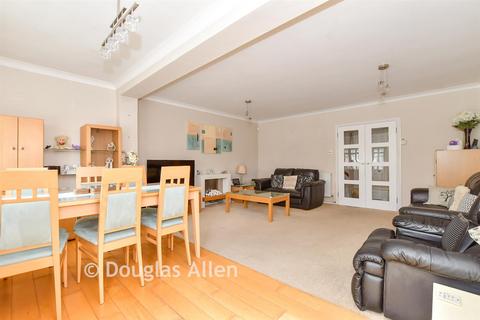 3 bed property, in Rayburn Road, £525,000