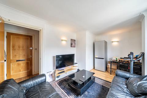 1 bed property, in Skyview Apartments, £135,000