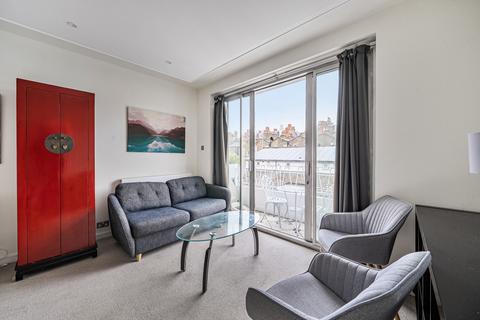 2 bed property, in Rima House, £650,000