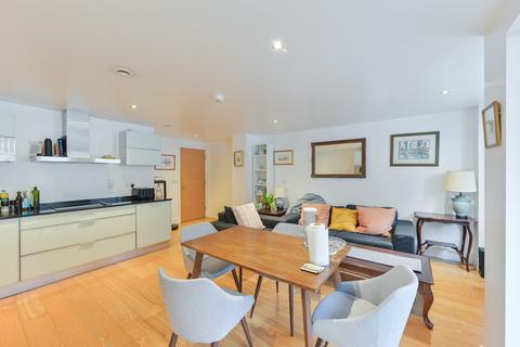 2 bed property, in Walden Building, £450,000