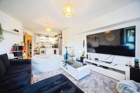 1 bed property, in Dunthorne Way, £140,000