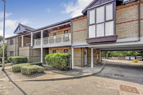 1 bed property, in High Street, £150,000