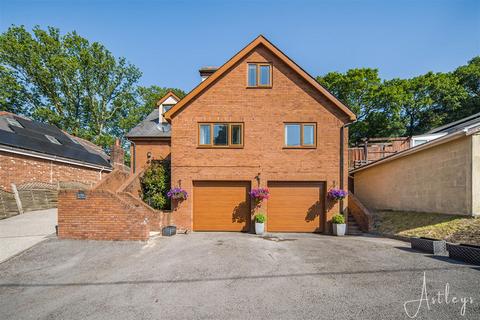 3 bed property, in Back Drive Skewen, £410,000