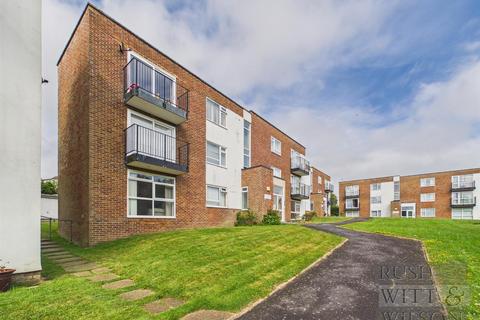 2 bed property, in West Hill Road, £170,000