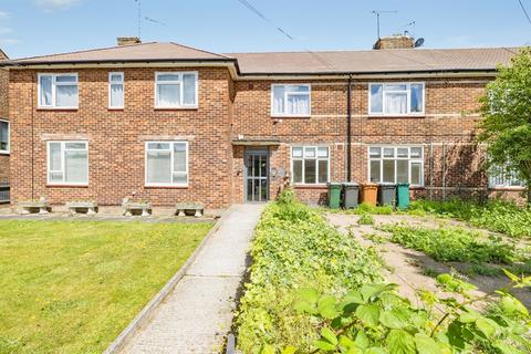 1 bed property, in Ferryhills Close, £200,000