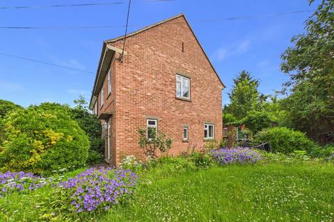 3 bed property, in New Road, £200,000