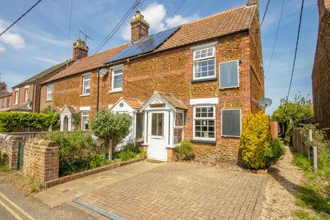 2 bed property, in Station Road, £250,000