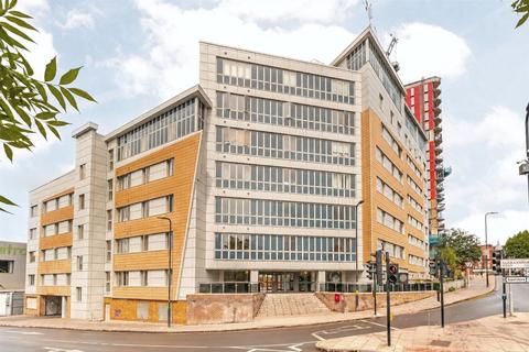1 bed property, in Drayton Green Road, £280,000