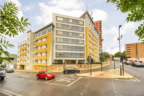 1 bed property, in Drayton Green Road, £280,000