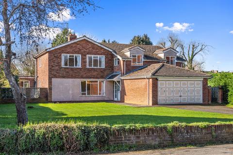 4 bed property, in Manor Road, £550,000