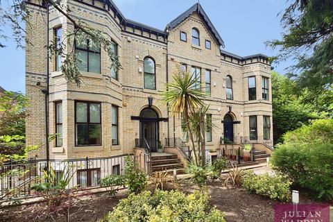 2 bed property, in Palatine Road, £300,000