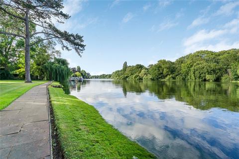 1 bed property, in Twickenham Road, £300,000