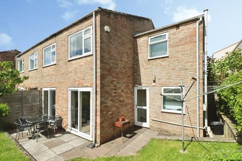 5 bed property, in Druetts Close, £515,000