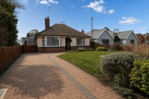 2 bed property, in Yorick Road West Mersea, £475,000
