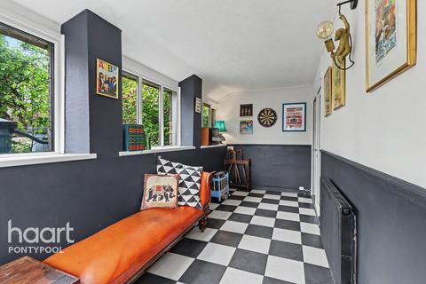 3 bed property, in Pentrepiod Road, £450,000
