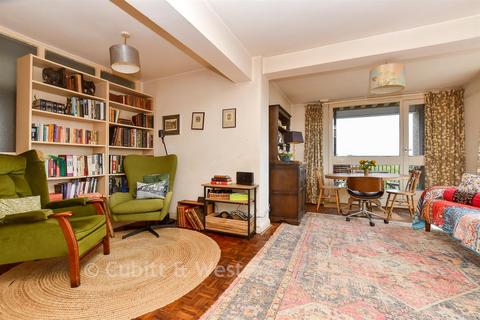 2 bed property, in Bonchurch Close, £270,000