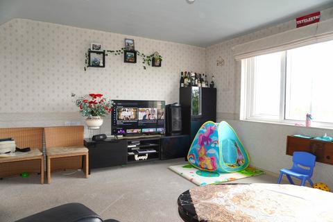 2 bed property, in Harlech Gardens, £285,000
