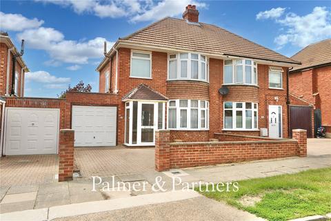 3 bed property, in Rosecroft Road, £260,000