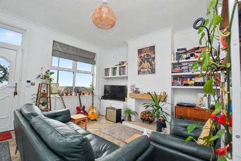 2 bed property, in Canal Lane, £200,000