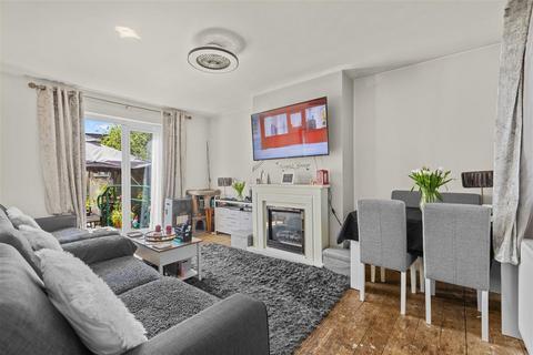 2 bed property, in Brentwick Gardens, £564,000