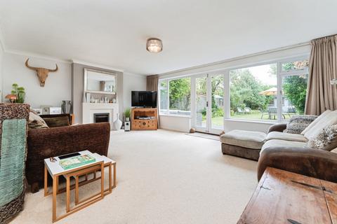 3 bed property, in Cherry Close, £590,000