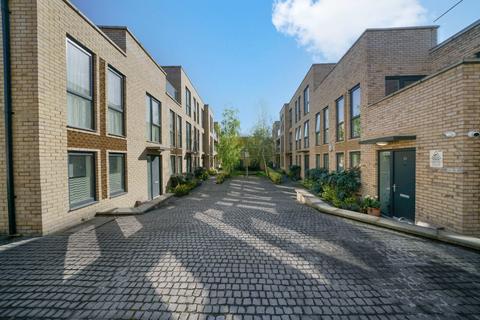 1 bed property, in London, £325,000